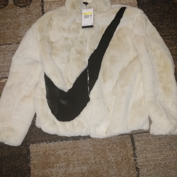 Nike Jacket 🤍🖤 - Picture 5 of 7